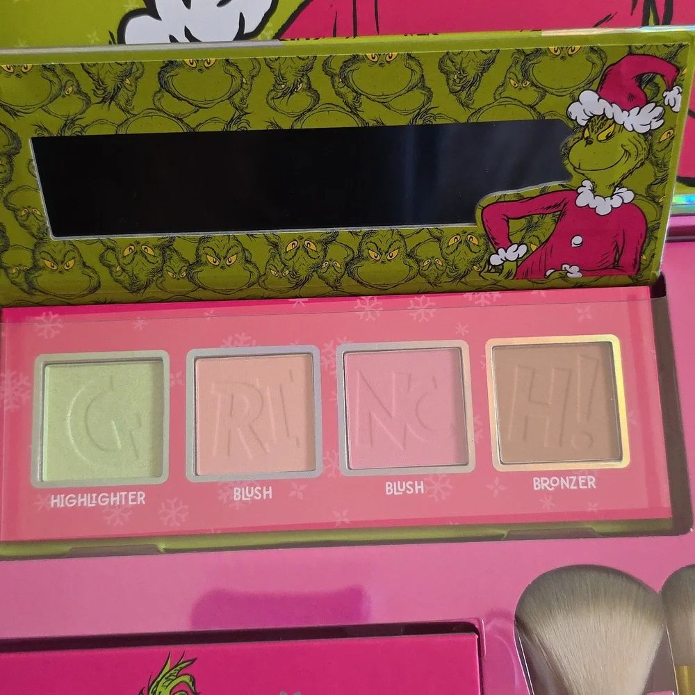 🩷🩷The Grinch Beauty Capsule Make-up gift set 🩷🩷